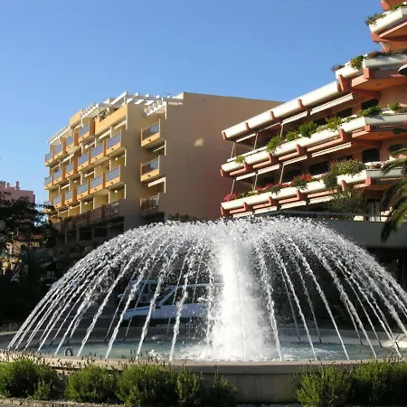 Climatise Avec Terrasse Et Parking Au Centre Du Lavandou - Fr-1-251-202 *