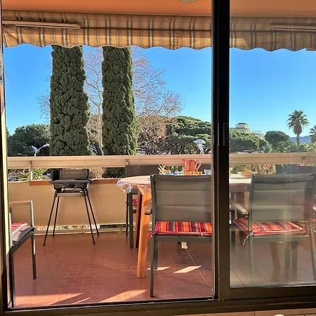 Climatise Avec Terrasse Et Parking Au Centre Du Lavandou - Fr-1-251-202 *