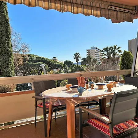 Climatise Avec Terrasse Et Parking Au Centre Du Lavandou - Fr-1-251-202 Apartment *